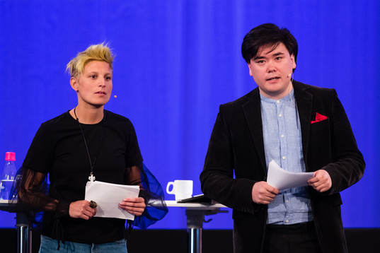 Expertkommentator Lisa Ek och konferencier Marcus Bühlund