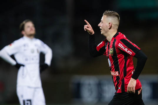 Brommapojkarnas Petar Petrovic jublar efter att ha gjort 2-0