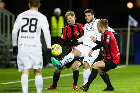 Häckens Moestafa El Kabiri kamp om bollen med