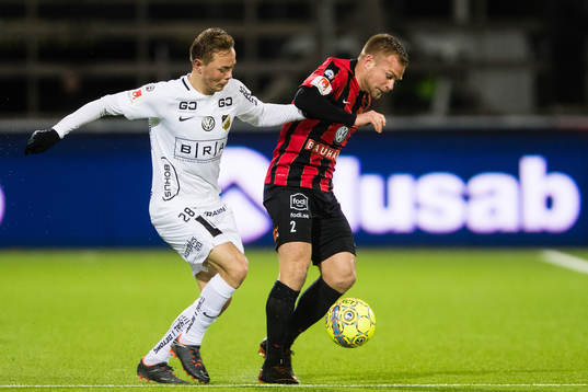 Häckens Adam Andersson i kamp om bollen med