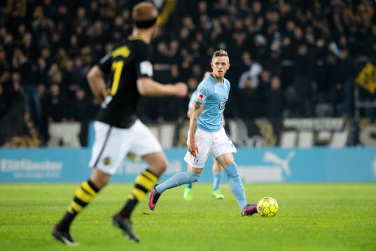 Malmö FFs Sören Rieks driver bollen