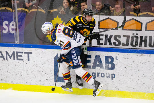 Djurgårdens Calle Ridderwall tacklar Skellefteås Johan Alm