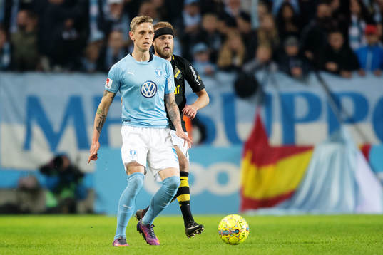 Malmö FFs Sören Rieks driver bollen