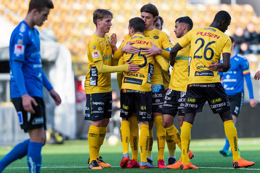 Elfsborgs Arian Kabashi kramas om av lagkamraterna efter att gjort 1-0