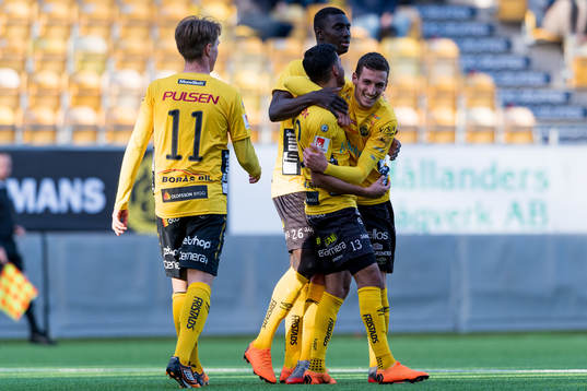 Elfsborgs Rami Kaib kramas om av Arian Kabashi och Marokhy Ndione efter att gjort 2-0