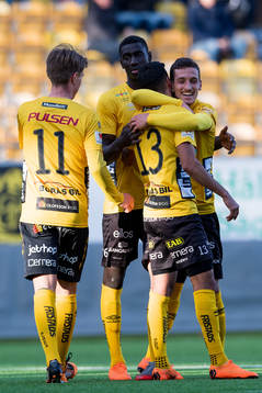 Elfsborgs Rami Kaib kramas om av Arian Kabashi och Marokhy