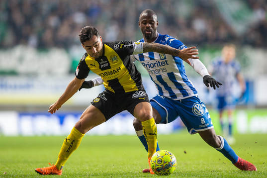 Hammarbys Jiloan Hamad i kamp om bollen med IFK Göteborgs