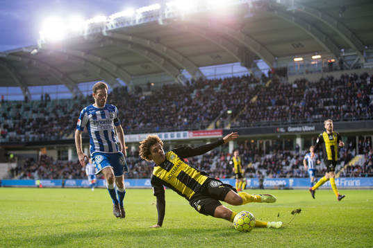 Hammarbys Neto Borges glidtacklar bort bollen från att gå