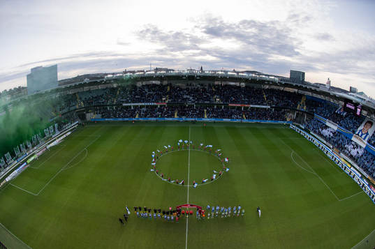 Vy över arena Gamla Ullevi och lagen på line up innan fotbollsmatchen i allsvenskan mellan IFK Göteborg och Hammarby den 10 april 2018 i Göteborg.