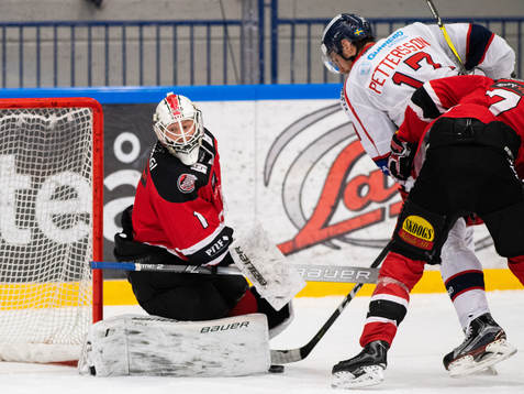 Västerviks Dan Pettersson oroar framför Piteås målvakt