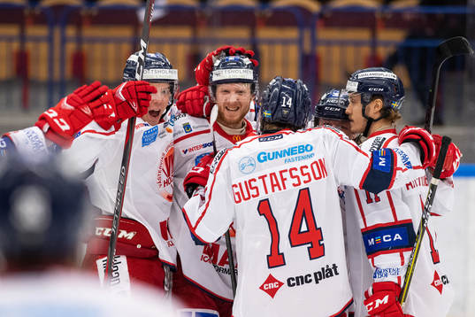 Västerviks Christopher Fish (mitten) jublar med lagkamrater