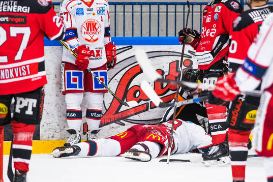 Västerviks Marcus Lindblom ligger skadad på isen