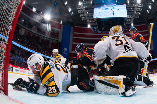 Skellefteås Mark Katic går omkull