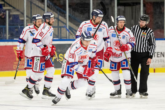 Västerviks Jørgen Karterud jublar med lagkamrater