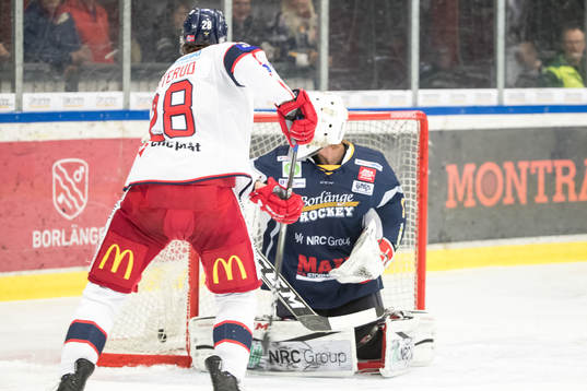 Västerviks Jørgen Karterud framför Borlänges målvakt