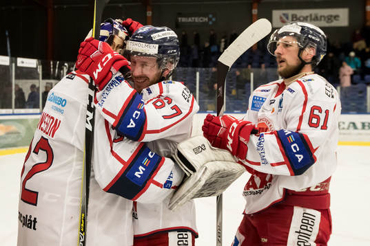 Västerviks spelarna jublar