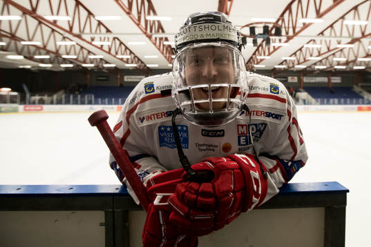 Västerviks Erik Gustafsson jublar