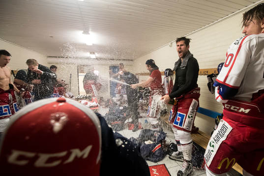 Västerviks spelarna jublar