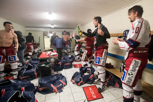 Västerviks spelarna jublar