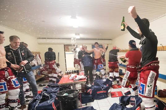 Västerviks spelarna jublar