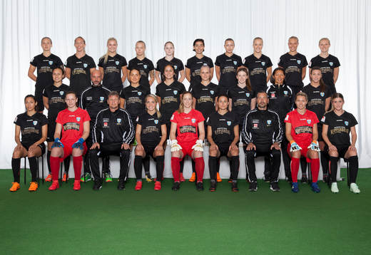  Filippa Curmark, Julia Roddar, Amanda Johnsson Haahr, Nathalie Persson, Savannah Levin, Annahita Zamanian, Victoria Bergqvist, Adelina Engman, Emma Koivisto, Rebecka Blomqvist. Mittenledet från vänster: Catrine Johansson, målvaktstränare Thomas Garnold, Irvina Bajramovic, Taylor Leach, Pernilla Milton, Felicia De Feo, fystränare Jane Törnqvist, Pauline Hammarlund. Sittande från vänster: Christen Press, Anna Larsson, assisterande tränare Jörgen Ericson, Elin Rubensson, Loes Geurts, Beata Kollmats, huvudtränare Marcus Lantz, Jennifer Falk, Olivia Schough.
