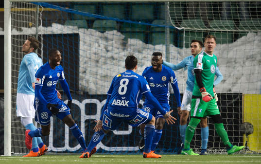 Sundsvalls Peter Wilson, David Batanero och Maic Sema jublar vid 2-2