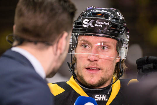 Skellefteås Jesper Olofsson blir intervjuad av Cmores