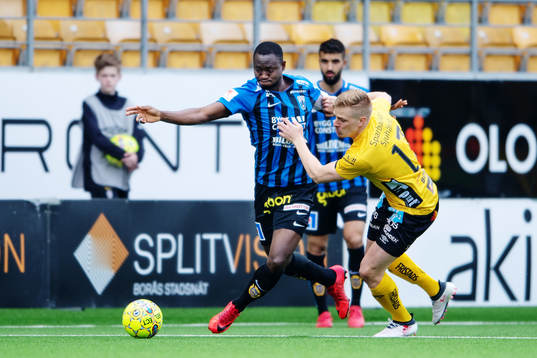 Sirius Moses Ogbu i kamo med Elfsborgs Per Frick