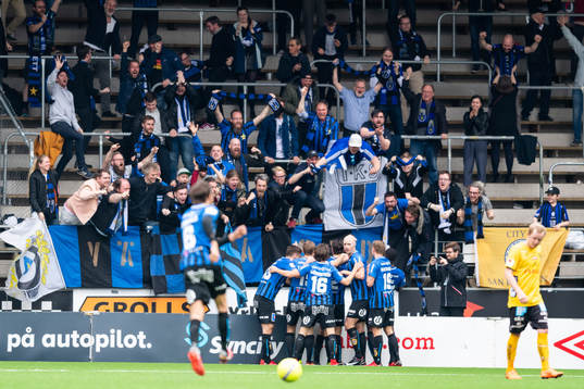 Sirius Stefano Vecchia klappas om av lagkamraterna efter att gjort 0-1