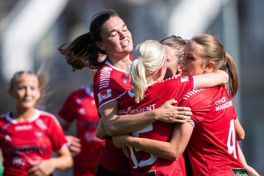 Limhamn Bunkeflos Amanda Kander jublar med lagkamrater