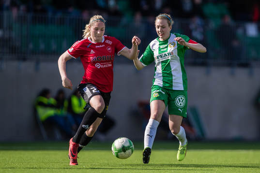 Limhamn Bunkeflos Rakel Hönnudóttir i kamp om bollen med