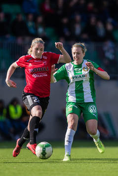 Limhamn Bunkeflos Rakel Hönnudóttir i kamp om bollen med