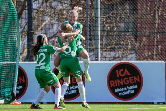 Hammarbys Frida Sjöberg jublar med Alexandra Lindberg och Sejde Abrahamsson efter 1-0