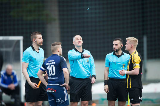Slantsingling i matchen i division 2 mellan Nässjö och IFK Hässleholm i Nässjö 14 april 2018.  