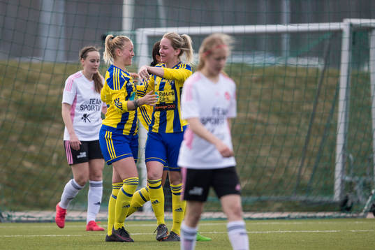Eskilsminnes Linn Andrén jublar med lagkamrater