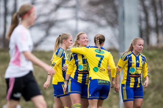 Eskilsminnes Linn Andrén jublar med lagkamrater
