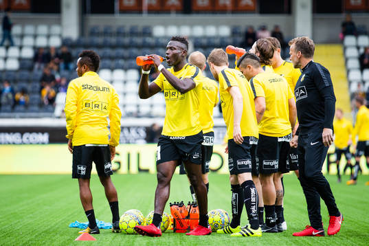 Häckens Alhassan Kamara dricker