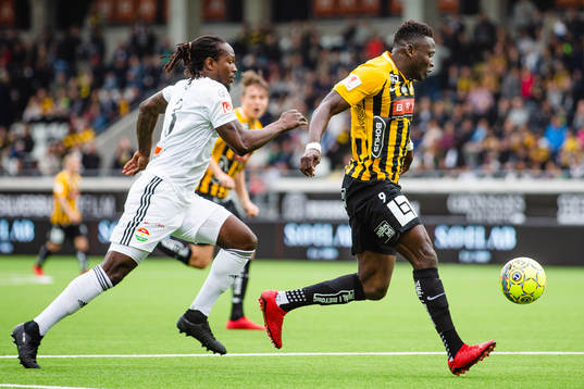 Dalkurds Kebba Ceesay jagar Häckens Alhassan Kamara