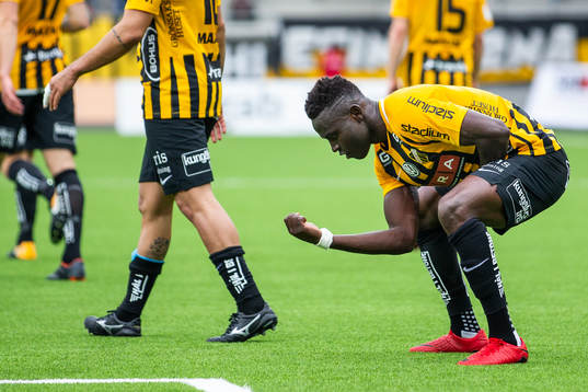 Häckens Alhassan Kamara jublar efter att han gjort  1-0-målet