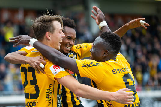 Häckens Viktor Lundberg jublar med Nasiru Mohammed och Alhassan Kamara efter att han gjort 2-0-målet