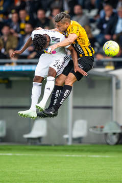 Häckens Paulinho och Dalkurds Heradi Rashidi i nickduell