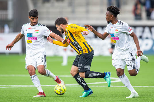 Häckens Moestafa El Kabir driver bollen mellan Dalkurds Rewan Amin och Heradi Rashidi