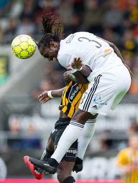 Dalkurds Kebba Ceesay vinner en nickduell mot Häckens