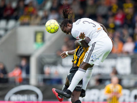 Dalkurds Kebba Ceesay vinner en nickduell mot Häckens