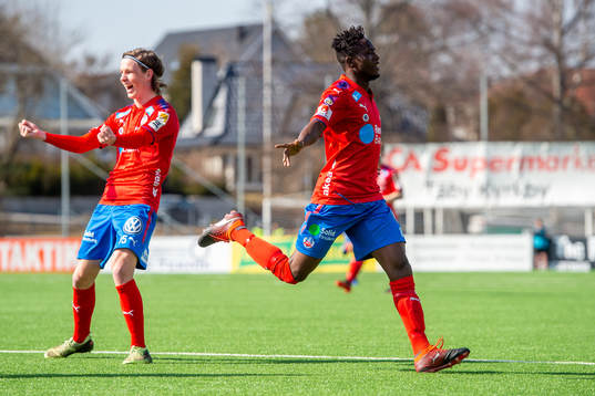 Helsingborgs Mikael Dahlberg och Mamudo Moro jublar efter 0-1