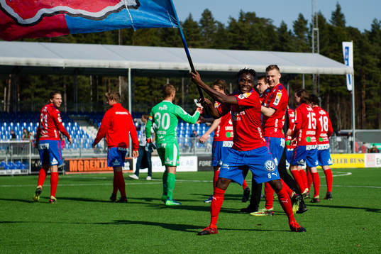 Helsingborgs  Mamudo Moro  jublar med en flagga