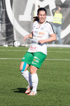Assis Frida Björck  i fotbollsmatchen i dam elitettan mellan Kvarnsveden och Assi den 15 april 2018 i Borlänge.