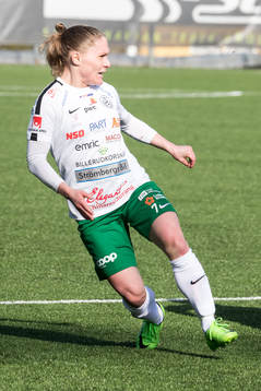 Assis Johanna Andersson  i fotbollsmatchen i dam elitettan mellan Kvarnsveden och Assi den 15 april 2018 i Borlänge.