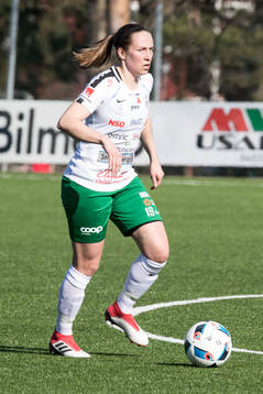 Assis Lina Henriksson  i fotbollsmatchen i dam elitettan mellan Kvarnsveden och Assi den 15 april 2018 i Borlänge.