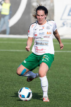 Assis Frida Björck  i fotbollsmatchen i dam elitettan mellan Kvarnsveden och Assi den 15 april 2018 i Borlänge.